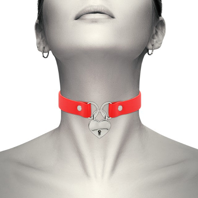 Choker COQUETTE Hand Crafted Choker, din piele vegană, accesoriu cu inimă, culoare roșu cu argintiu, 40 cm