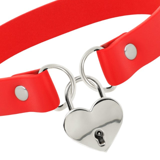 Choker COQUETTE Hand Crafted Choker, din piele vegană, accesoriu cu inimă, culoare roșu cu argintiu, 40 cm