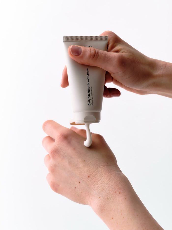 Daily Srength Hand Cream wird auf Hand aufgetragen