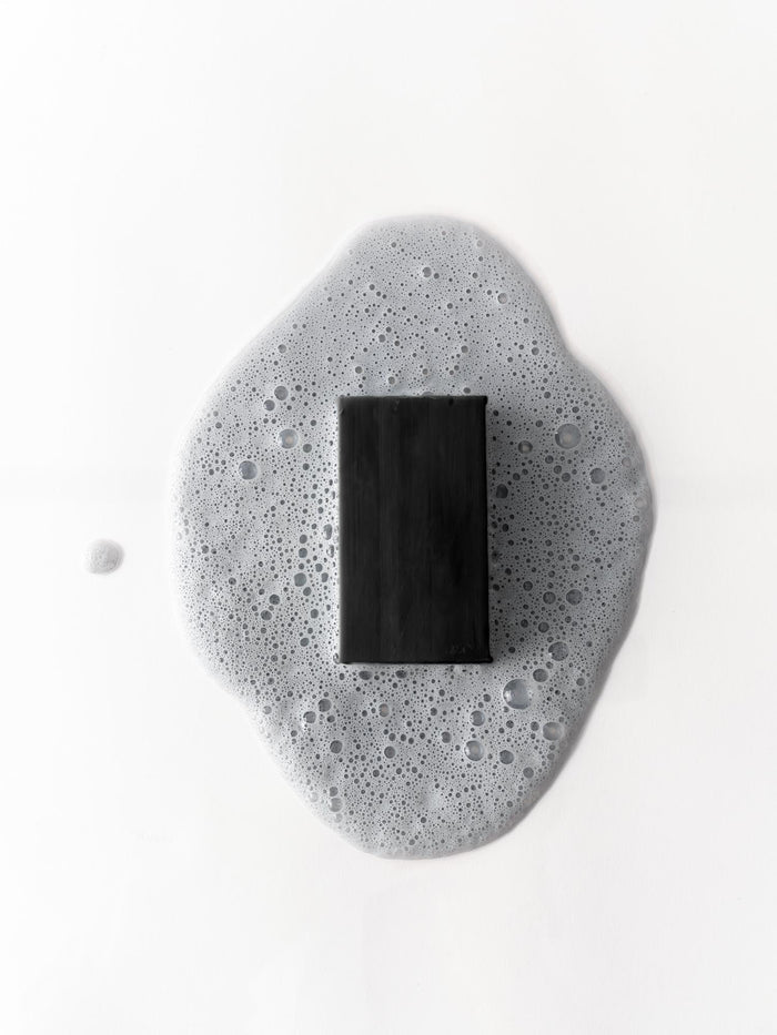 Deep Cleansing Body Wash liegt auf Schaum