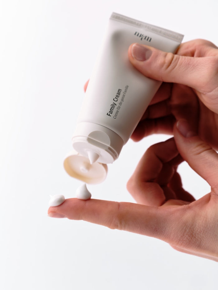 Family Cream wird auf Finger aufgetragen