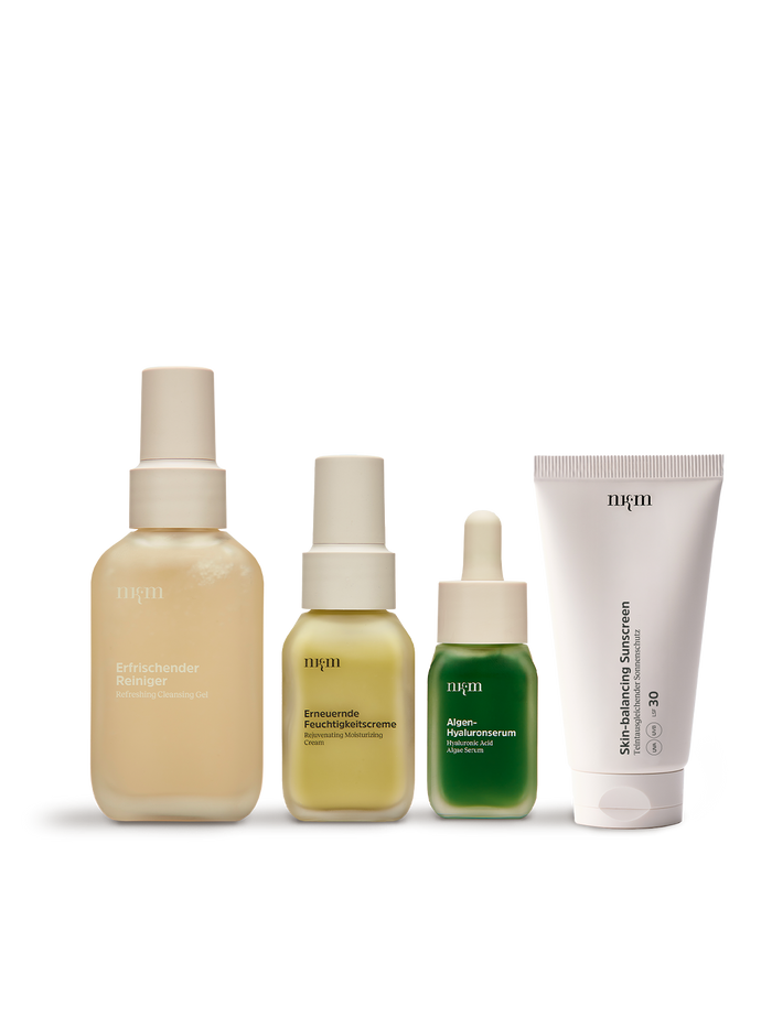 Erfrischender Reiniger, Erneuernde Feuchtigkeitscreme, Algen-Hyalruonserum und Skin-balancing Sunscreen von nkm im Kennenlern Set