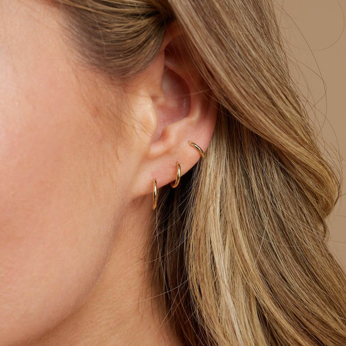Moyen Solid Huggie Hoop Earrings