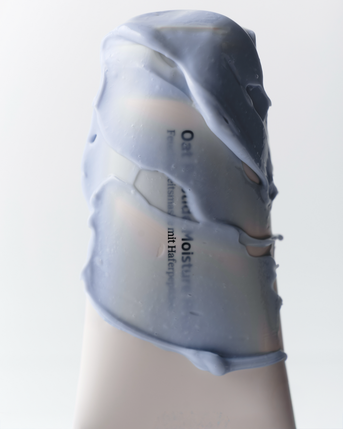 Oat Peptide Moisture Mask von nkm mit Konsistenz auf der Flasche verteilt