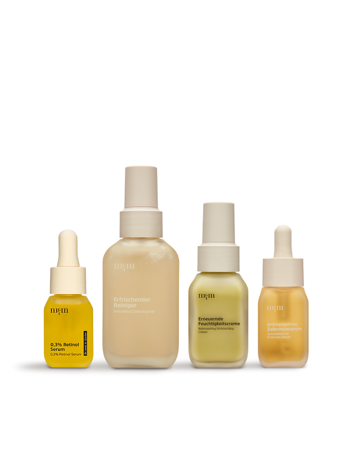 Angeordnete Produkte von nkm: 0,3% Retinol Serum, Erfrischender Reiniger, Erneuernde Feuchtigkeitscreme und Antioxidatives Zellschutzserum.