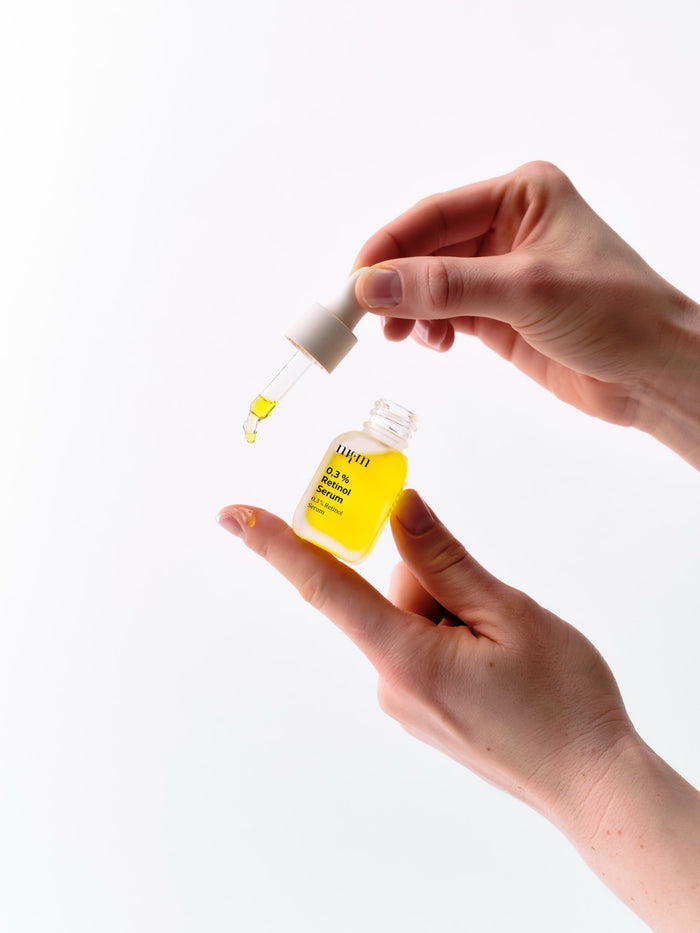 Anwendung Retinol Serum von nkm auf der Hand