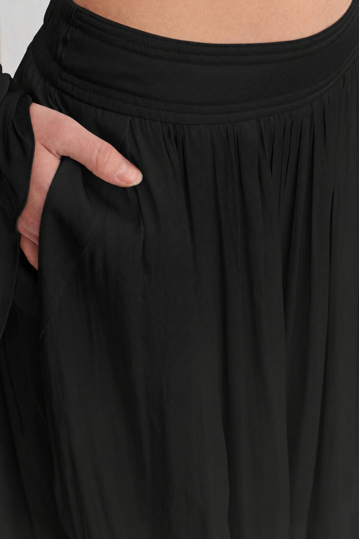 Siyah Katman Görünümlü Saten Pantolon-Y263013056
