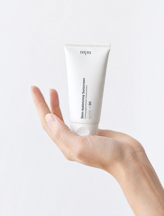 Eine Hand hält die Skin-balancing Sunscreen